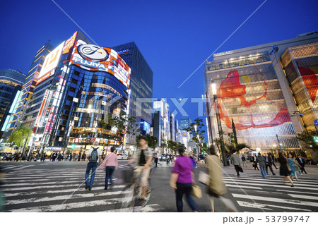 日本の東京都市景観 数寄屋橋の交差点から銀座を望む(夜景) 日本の東京都市景観 数寄屋橋の交差点から銀座を望む(夜景) 53799747