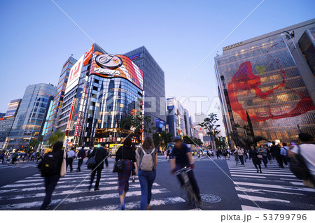 日本の東京都市景観 数寄屋橋の交差点から銀座を望む（夜景） 53799796