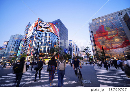 日本の東京都市景観 数寄屋橋の交差点から銀座を望む（夜景） 53799797
