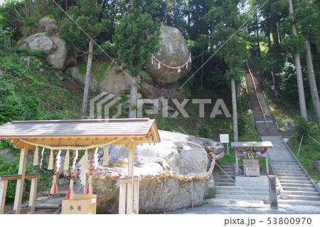 石巻市にある釣石神社の巨石 53800970