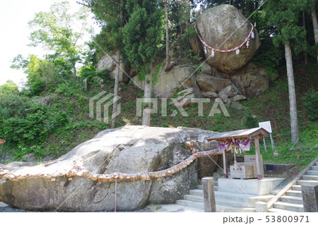 石巻市にある釣石神社の巨石 石巻市にある釣石神社の巨石 53800971