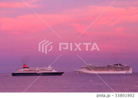 豪華客船太平洋に浮かぶ(にっぽん丸＆MSC  SPLENDIDA（MSCスプレンディダ) 53801902