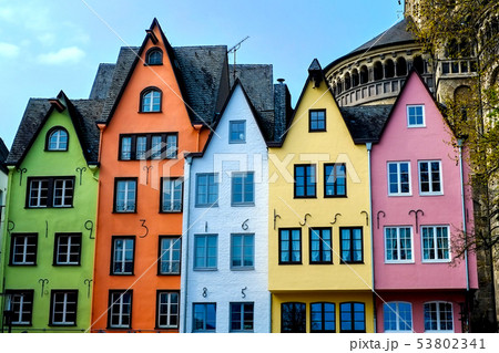 ケルン旧市街地のカラフルな建物 ケルン旧市街地のカラフルな建物 53802341