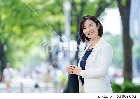 ビジネスウーマン  ビジネスイメージ  働く女性 53803002