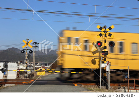 踏切と電車 踏切と電車 53804387