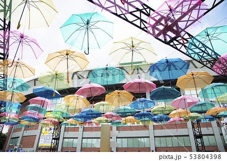 カラフルな傘アート 53804398