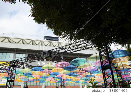 カラフルな傘アート 53804402