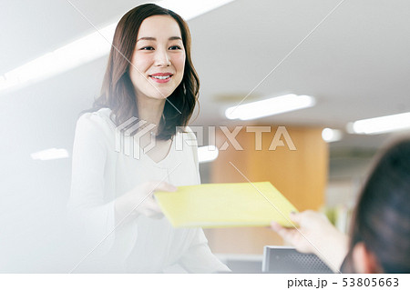 OL 女性 ビジネス 仕事風景 53805663