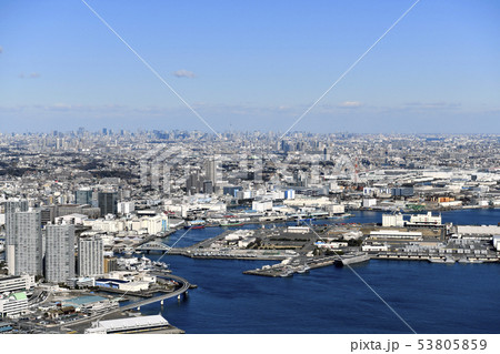 日本の東京都市景観 横浜から東京を一望する 東京タワーや東京スカイツリーなど の写真素材