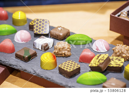 手作りチョコレート ショコラティエ バレンタインデースイーツ イメージ素材 手作りチョコレート ショコラティエ バレンタインデースイーツ イメージ素材 53806128