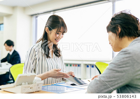 窓口 営業 相談 契約 説明 販売 運用 相続 投資 窓口 営業 相談 契約 説明 販売 運用 相続 投資 53806143