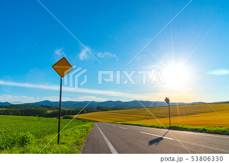 道路　日の出　前進　イメージ 53806330