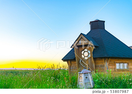 小屋 田園地帯 夕日 風景 童話イメージ 小屋 田園地帯 夕日 風景 童話イメージ 53807987