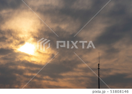夕暮れ　曇り　空　アンテナ 53808146