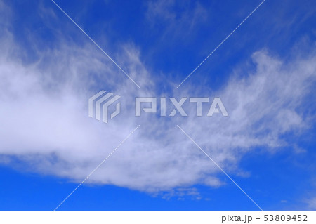 初夏の爽やかな青空 53809452