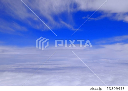 初夏の爽やかな青空 53809453