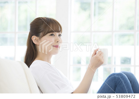リラックスする女性 53809472