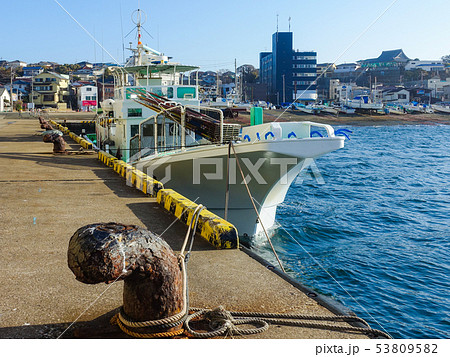 カツオ一本釣り漁船　三崎港（神奈川県三浦市三崎） 53809582