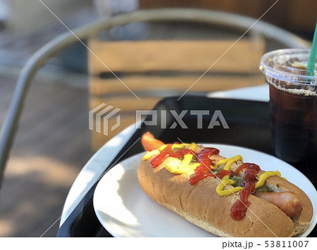 カフェのホットドッグ 53811007
