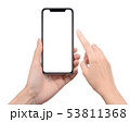 スマートフォンを持つ手と操作する指 53811368