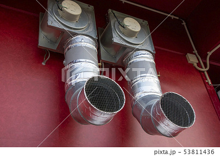飲食店の外にある排気ダクト 53811436