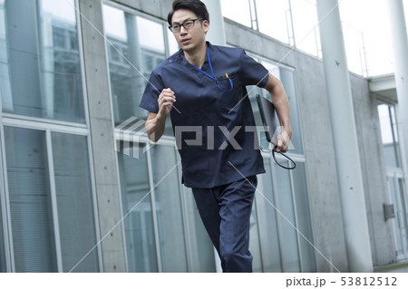 走る男性医師 走る男性医師 53812512