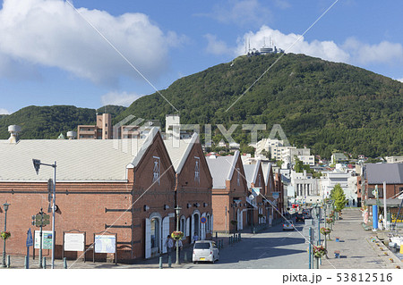 函館　金森赤レンガ倉庫と函館山 53812516