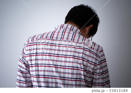 悩む男性 悩む男性 53813189