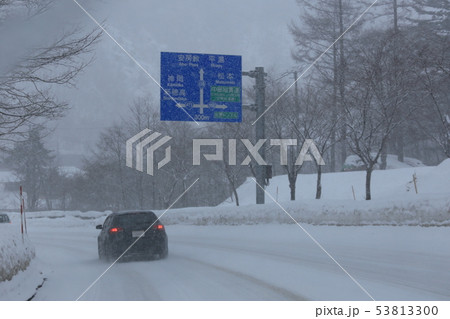 吹雪の国道１５８号【岐阜県高山市】 53813300