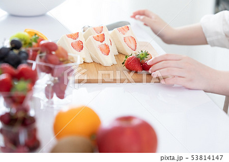 フルーツサンド　盛り付け　手元 53814147