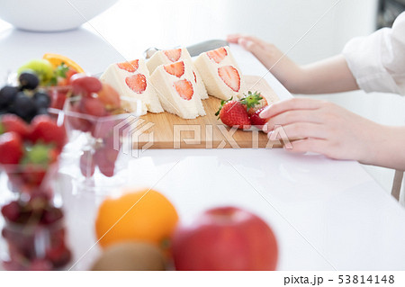 フルーツサンド　盛り付け　手元 53814148