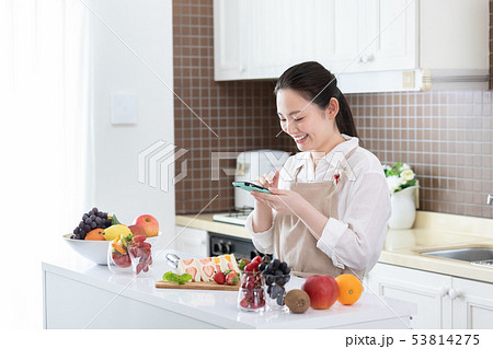 女性　フルーツサンド　 53814275