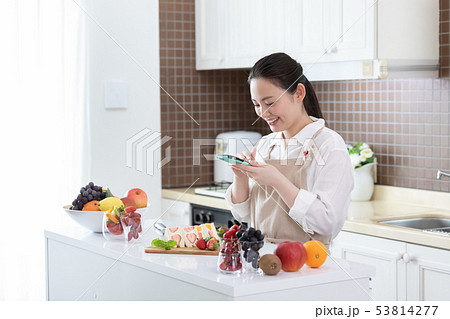 女性　フルーツサンド　 53814277