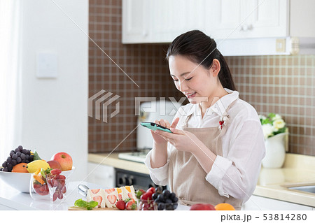 女性　フルーツサンド　 53814280