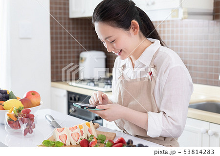 女性　フルーツサンド　 53814283