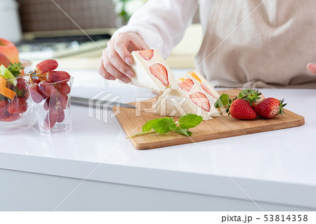 フルーツサンド　盛り付け　手元 53814358