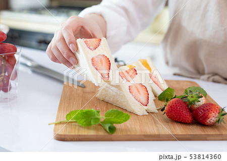 フルーツサンド　盛り付け　手元 53814360