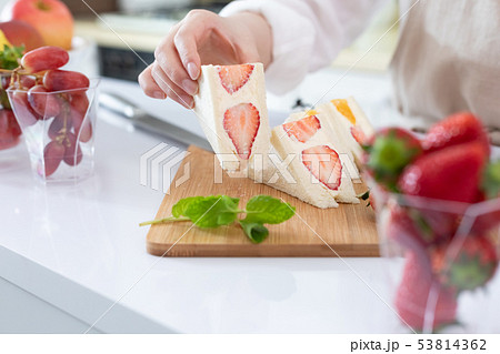 フルーツサンド　盛り付け　手元 53814362