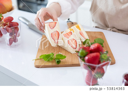 フルーツサンド　盛り付け　手元 53814363