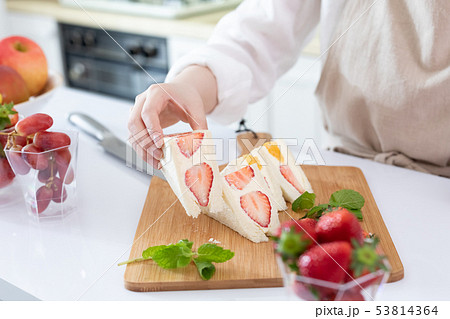 フルーツサンド　盛り付け　手元 53814364