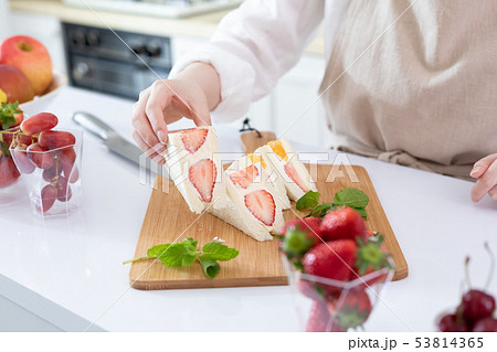 フルーツサンド　盛り付け　手元 53814365