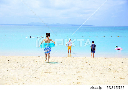 海で遊ぶ親子 53815525
