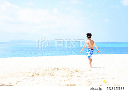海で遊ぶ子ども 53815583