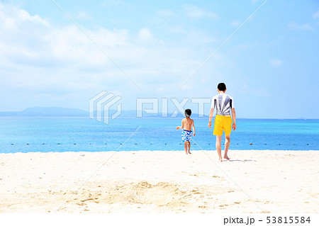 海で遊ぶ親子 53815584