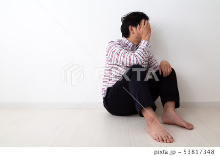 悩む男性 悩む男性 53817348