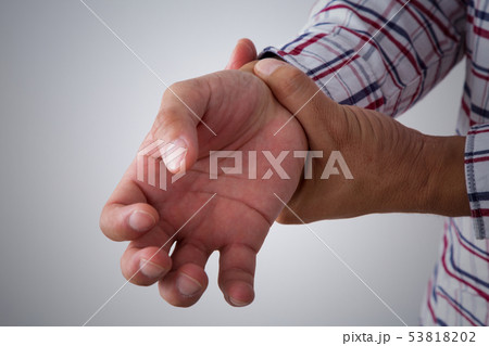 手首の痛み 53818202