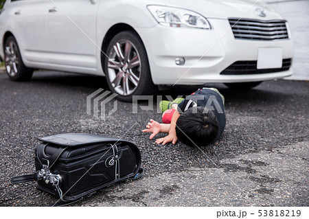 小学生の男の子が登下校中に車にひかれている交通事故危険危ない高齢者運転の写真素材