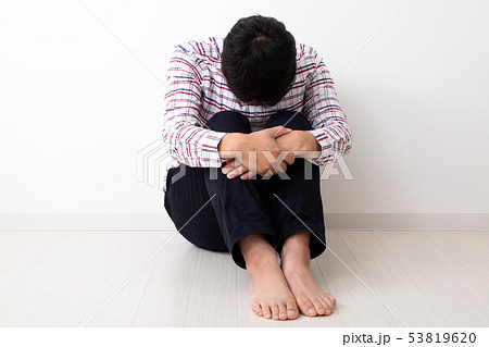 悩む男性 悩む男性 53819620