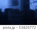 雨粒のついた窓 53820772