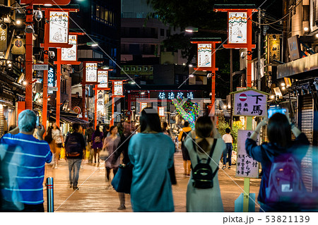 東京　浅草寺　夜の伝法院通り 53821139